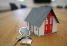 다가구 전입신고 시 동·호수 표기 강화…“복지위기가구 발굴” white and red wooden house miniature on brown table