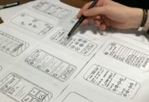 판교에 시스템반도체 검증지원센터 구축…팹리스 경쟁력 제고 person holding pen near paper
