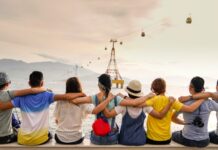 자가 면역 질환 환자 people holding shoulders sitting on wall