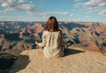 마음챙김과 명상이 가져오는 긍정적 변화 woman sitting on hill
